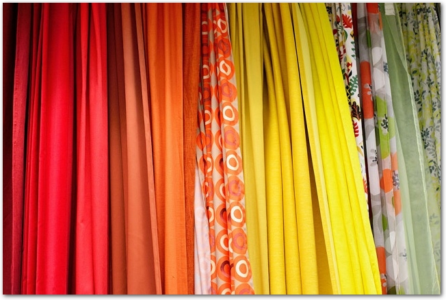 様々な色のカーテンが陳列されている光景