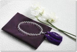 白いトルコキキョウと紫の袱紗と数珠